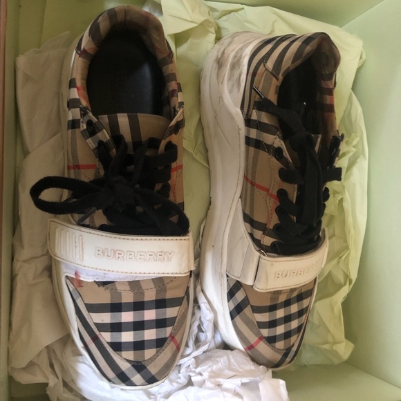 Burberry size 8.5 - Picture 2 of 3